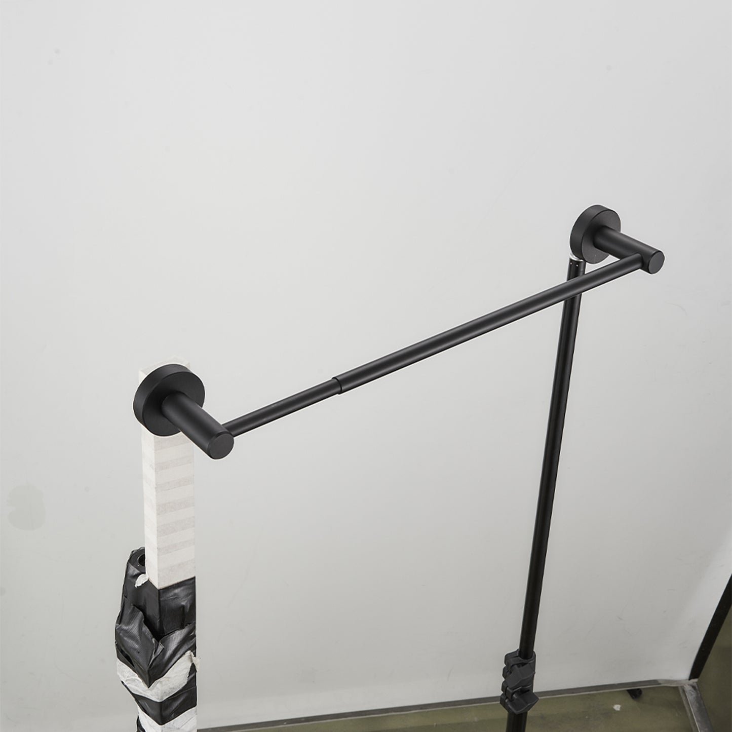 Gluon 16- 27 in. Wall Mounted Expandable Hand Towel Bar DSC4957_56432fe1-d7fa-4046-ae0d-ae722a78e120