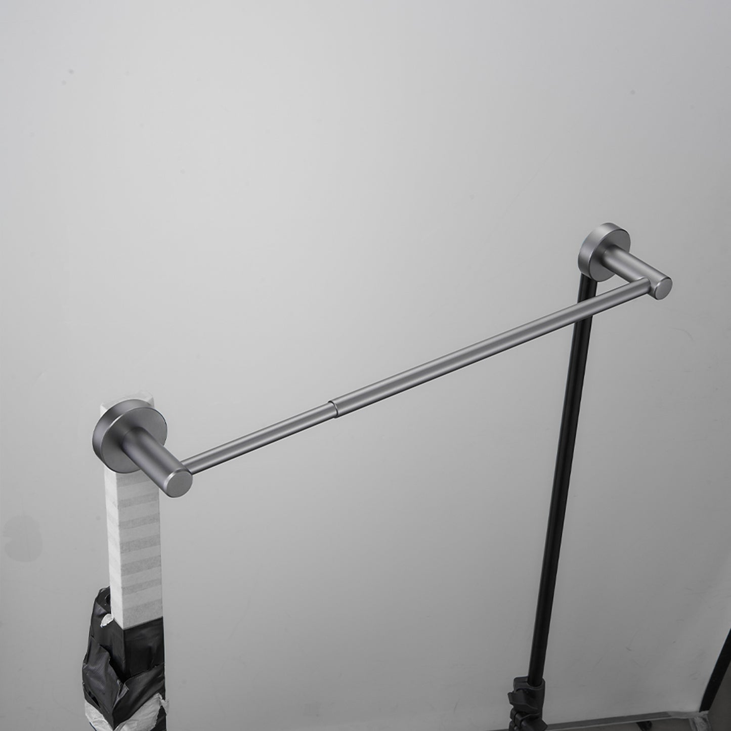 Gluon 16- 27 in. Wall Mounted Expandable Hand Towel Bar DSC4966_4268a01e-ac1b-431b-9bac-ce5d8169cac0