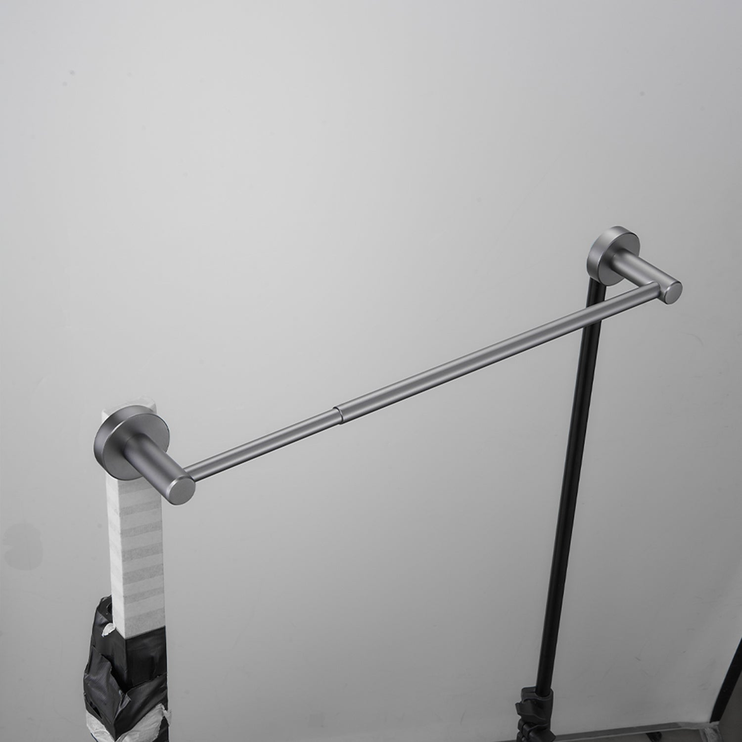 Gluon 16- 27 in. Wall Mounted Expandable Hand Towel Bar DSC4966_4268a01e-ac1b-431b-9bac-ce5d8169cac0